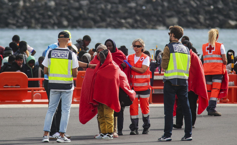 Salvamento rescata dos cayucos con unas 160 personas a bordo en aguas canarias