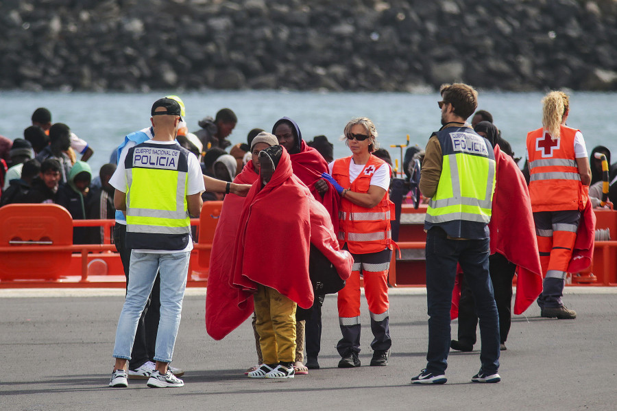 Salvamento rescata dos cayucos con unas 160 personas a bordo en aguas canarias