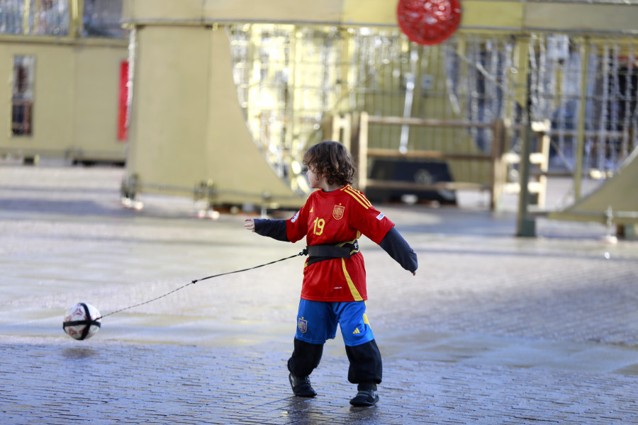 Contra viento y marea (y lluvia): Regalos y roscones vuelven a triunfar en Reyes en A Coruña