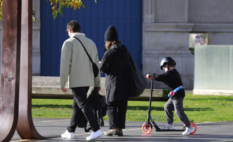 Sobre ruedas o con balón: los más pequeños sacan sus regalos nuevos a pasear por las calles de la ciudad