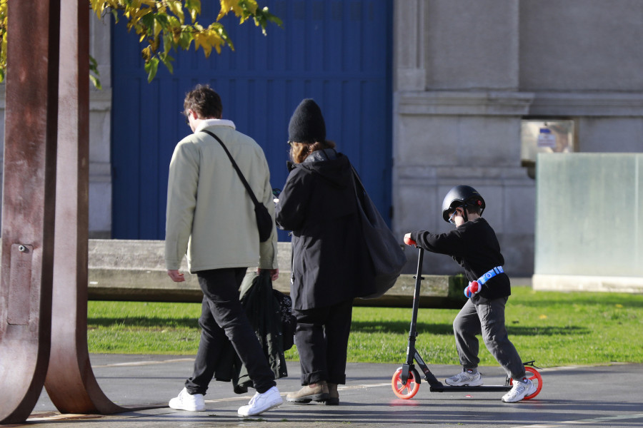 Sobre ruedas o con balón: los más pequeños sacan sus regalos nuevos a pasear por las calles de la ciudad