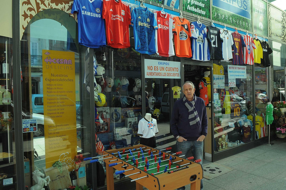 Juan Agrelo, ante su tienda Ekipos @ Javier Alborés