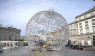 El viento tira la bola de Navidad de A Coruña