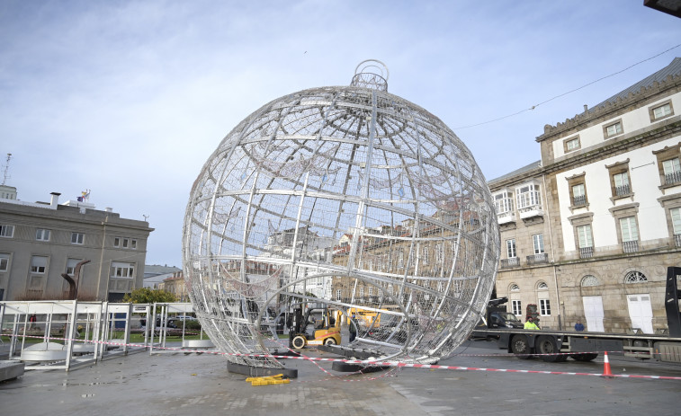 El viento tira la bola de Navidad de A Coruña