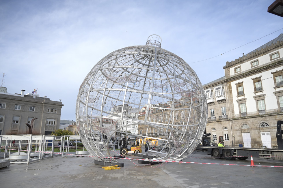 Bola de Navidad caída por el viento en A Coruña @ Javier Alborés (6)