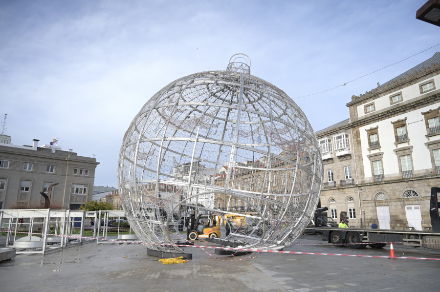 El viento tira la bola de Navidad de A Coruña