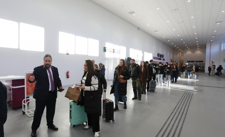 La estación provisional sigue sin cumplir los deseos de los viajeros y deja a la intemperie a algunos trabajadores