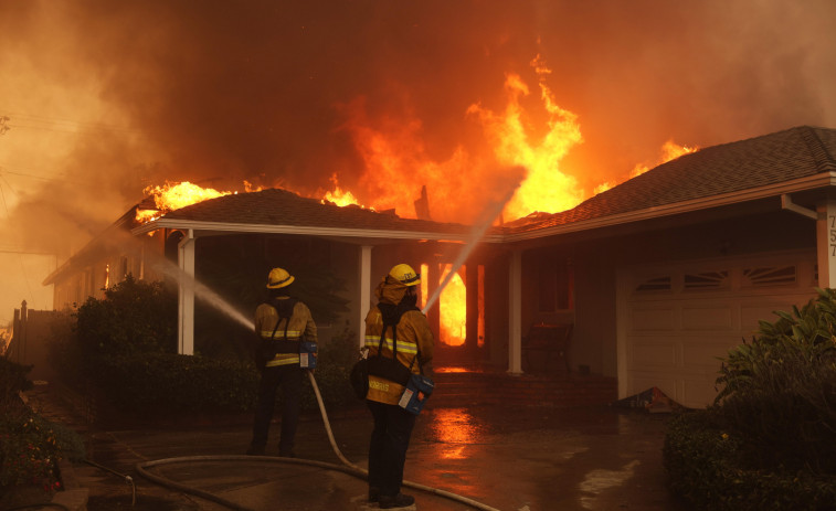 Seis incendios, la mayoría sin control, acorralan a Los Ángeles y dejan cinco muertos