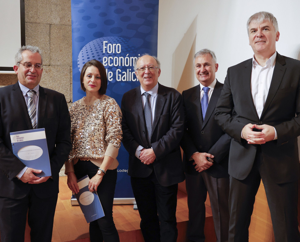 SANTIAGO DE COMPOSTELA, 09/01/2025.- El director del Foro Económico de Galicia, Santiago Lago Peñas (d), posa con los autores del 'Informe de Conxuntura Socioeconómica IV 2024', durante su presenta