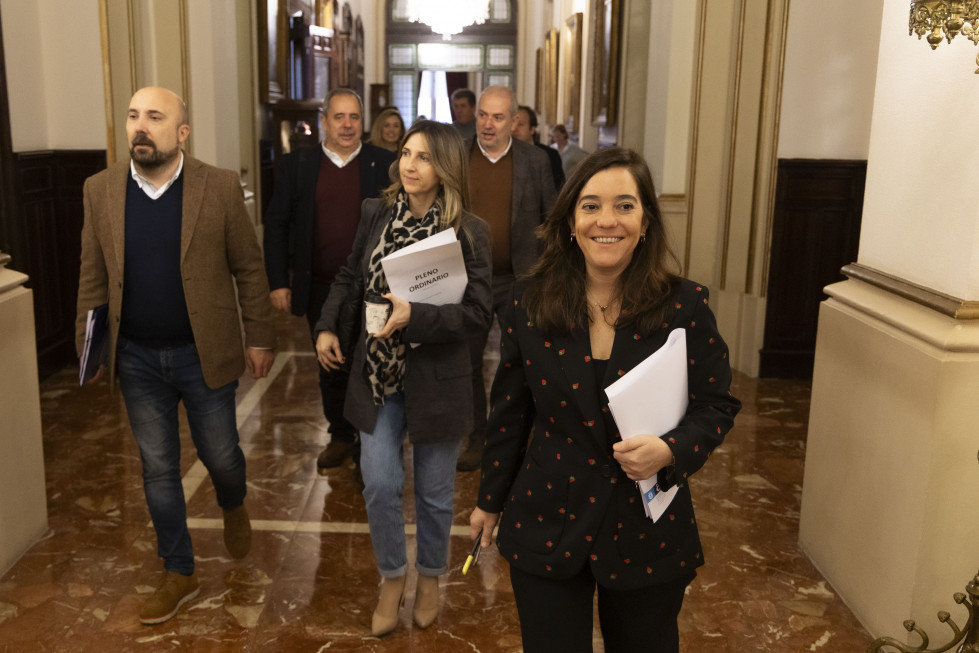 Inés Rey y su equipo de Gobierno, a su llegada al pleno