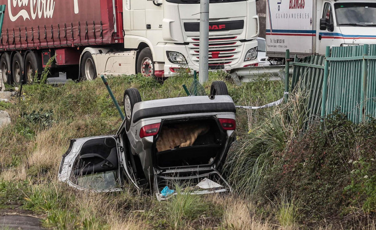 Un turismo siniestrado cumple 72 horas volcado en un margen de Alfonso Molina