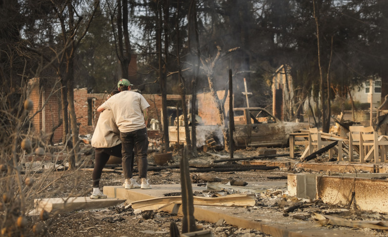 Diez muertos y más de 10.000 estructuras en cenizas por incendios activos de Los Ángeles