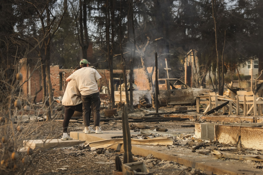 Diez muertos y más de 10.000 estructuras en cenizas por incendios activos de Los Ángeles