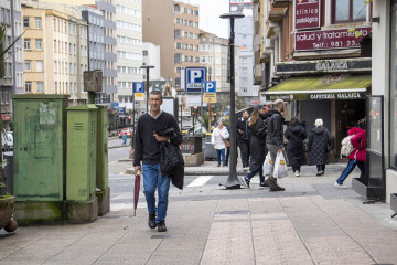 Gente caminando por la calle en A Coruña @ Carlota Blanco (6)