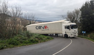 Un camionero sevillano se despista y vuelca en una carretera de A Zapateira