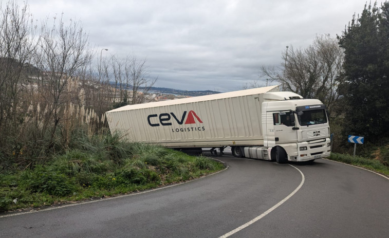 Un camionero sevillano se despista y vuelca en una carretera de A Zapateira