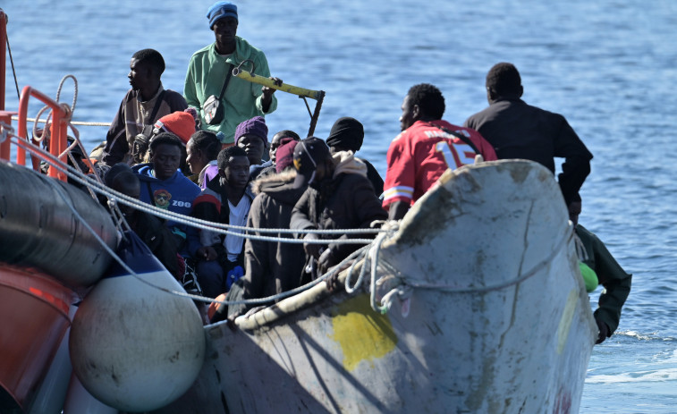 Dos cayucos llegan a El Hierro con 224 personas a bordo, entre ellas dos bebés