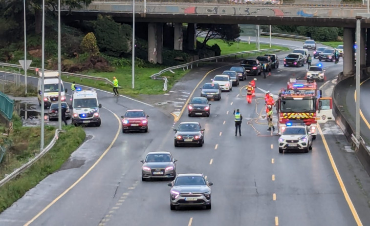 Un accidente en Alfonso Molina obliga a cortar dos carriles en la salida de A Coruña