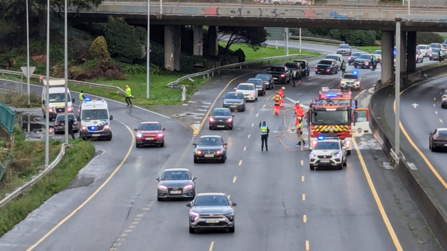 Un accidente en Alfonso Molina obliga a cortar dos carriles en la salida de A Coruña