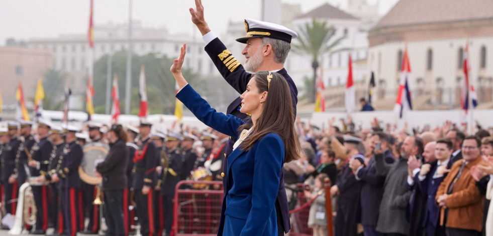 Los reyes despiden a la princesa Leonor entre lágrimas, sonrisas y mucha emoción