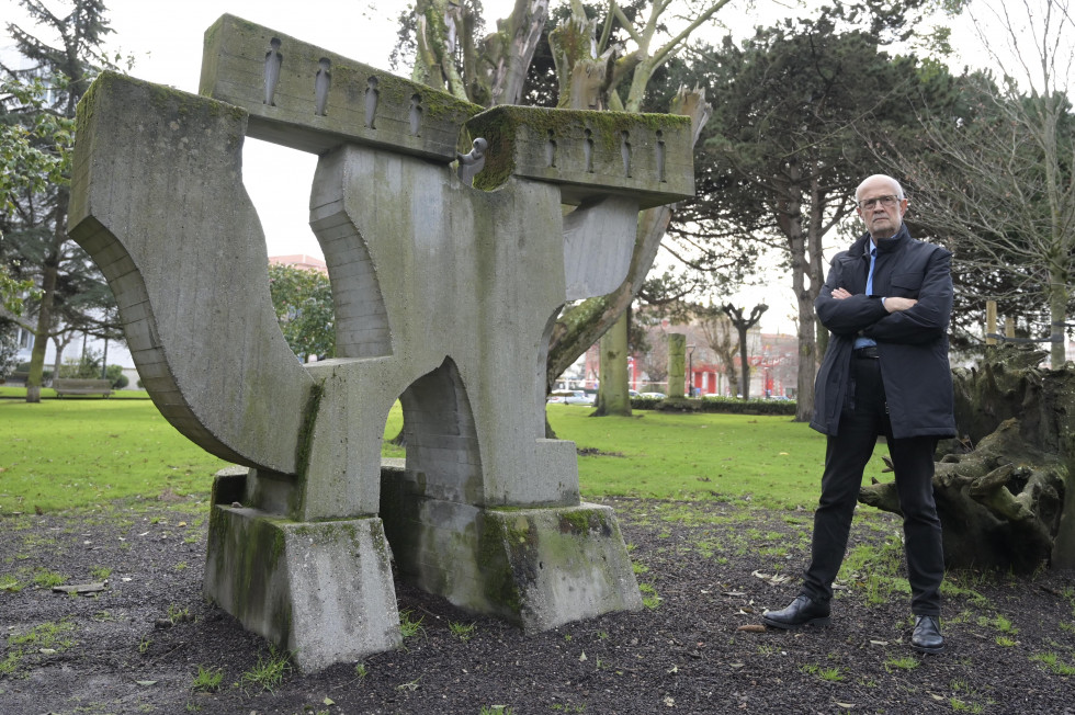 Perico Vasco, junto a la escultura de Mon Vasco, en los jardines de Mendez Nuñez @Javier Albores