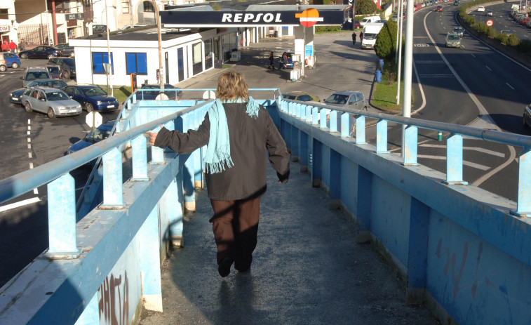 Hace 25 años | El hielo causa varias caídas en la pasarela peatonal del Materno