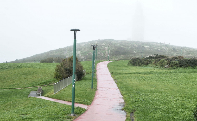 Un manto de nieblas de advección formado sobre el mar cubrió gran parte de A Coruña