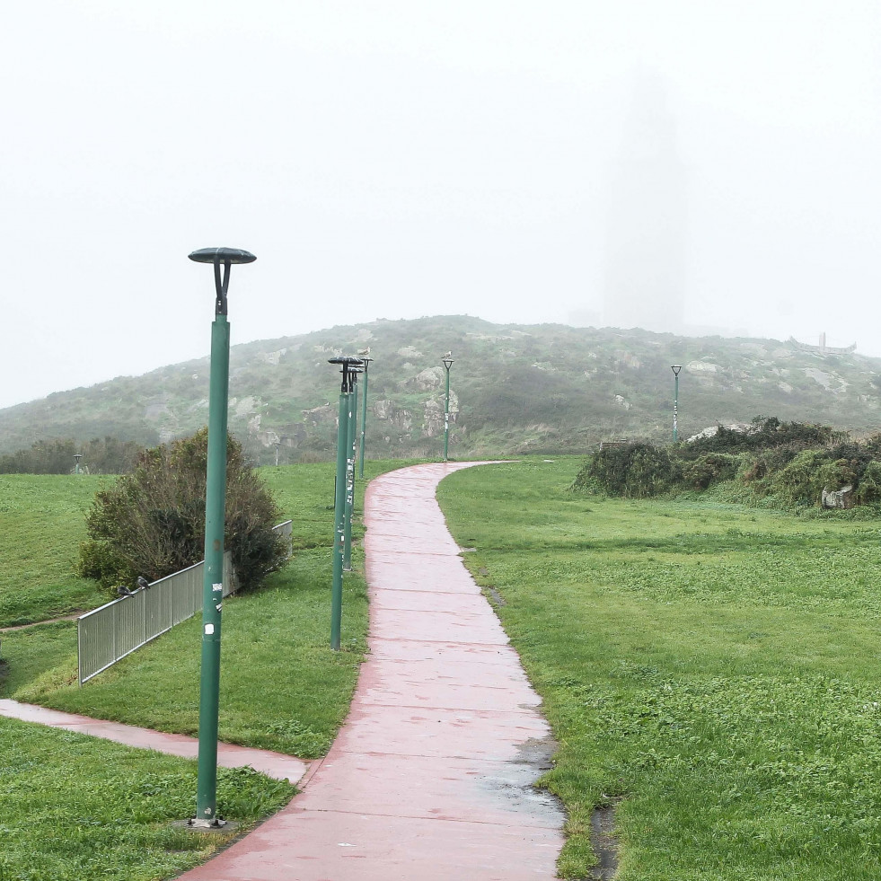 Un manto de nieblas de advección formado sobre el mar cubrió gran parte de A Coruña