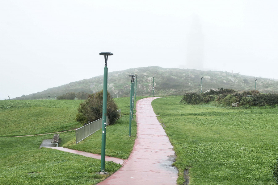 Un manto de nieblas de advección formado sobre el mar cubrió gran parte de A Coruña