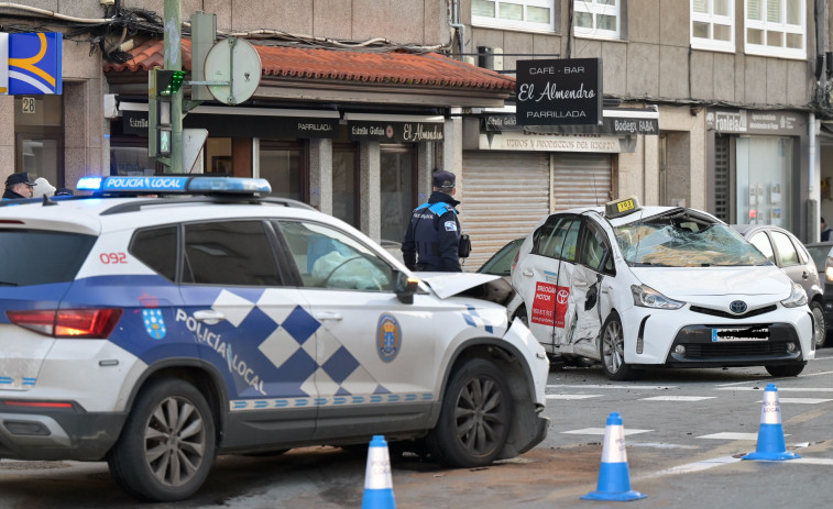 Un coche de la Policía Local de A Coruña embiste a un taxi