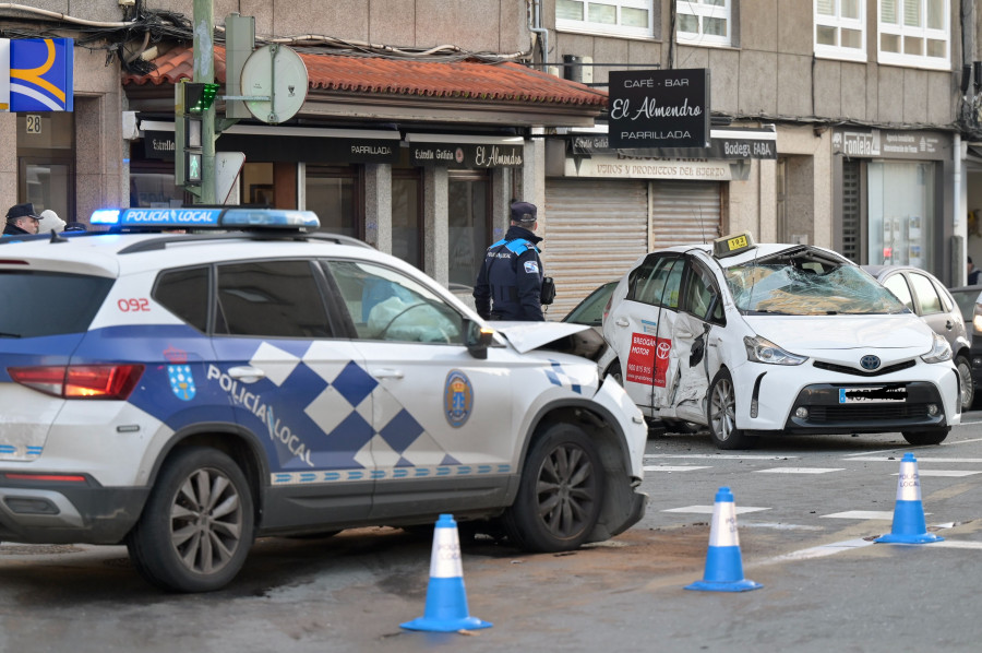 Un coche de la Policía Local de A Coruña embiste a un taxi