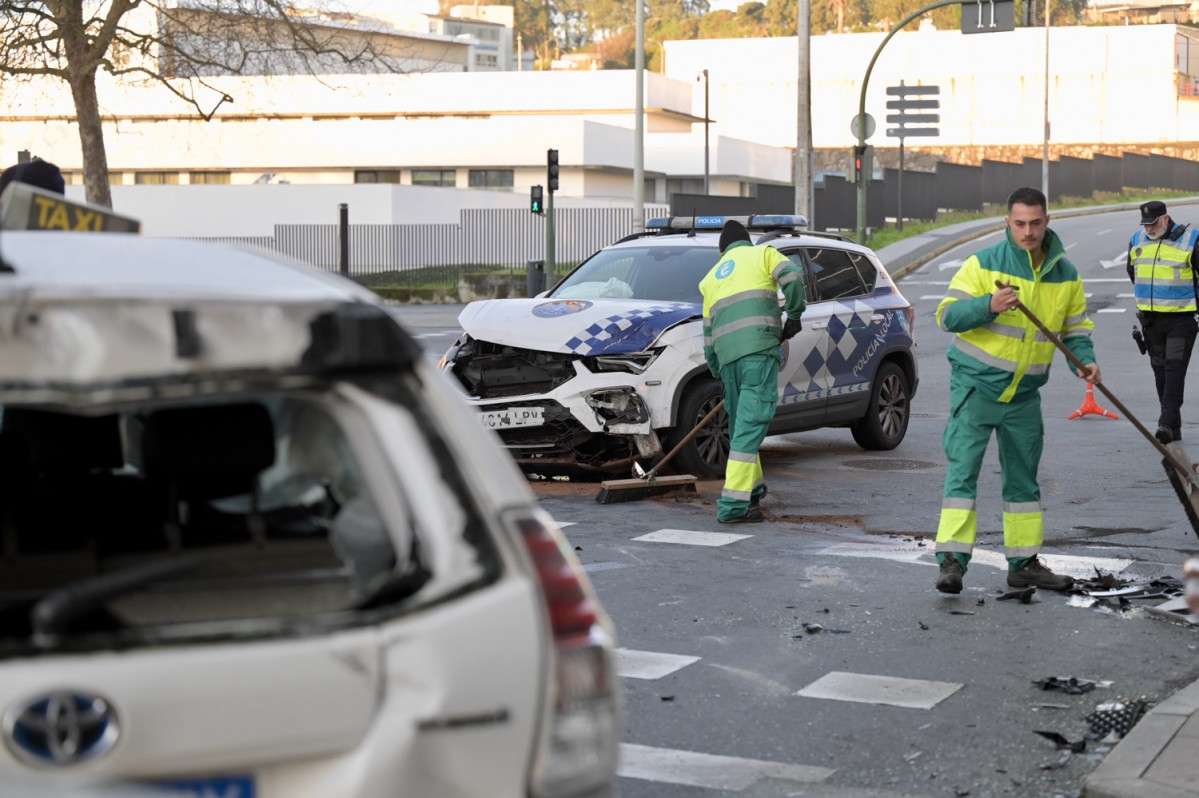 Un coche de la Policía Local de A Coruña embiste a un taxi px @ Javier Alborés (4)