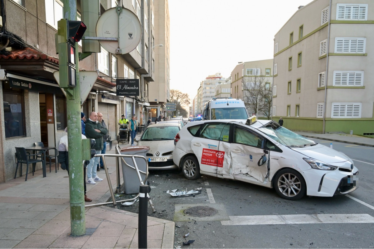 Un coche de la Policía Local de A Coruña embiste a un taxi px @ Javier Alborés (8)