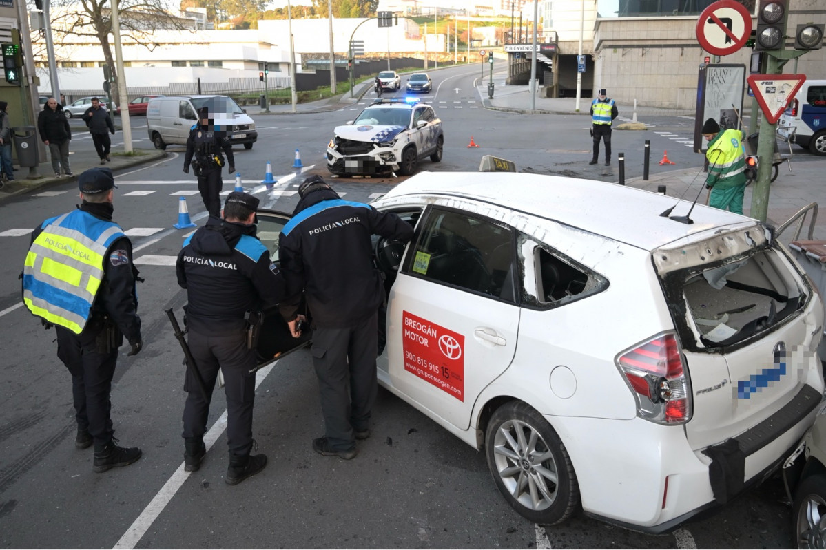 Un coche de la Policía Local de A Coruña embiste a un taxi px @ Javier Alborés (9)