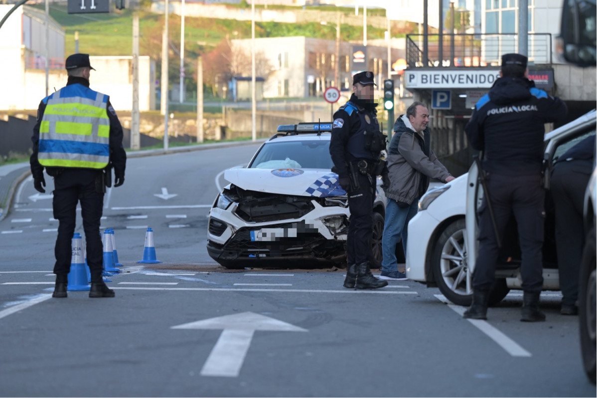 Un coche de la Policía Local de A Coruña embiste a un taxi px @ Javier Alborés (1)