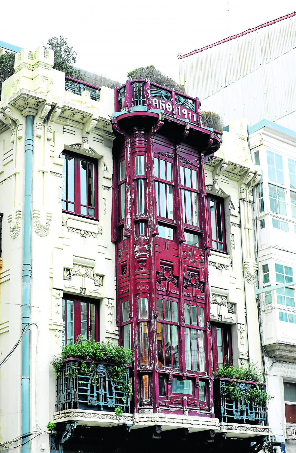 San Andru00e9s au00fan guarda algunos tesoros, como el edificio La Llave, que destaca por el color de su fachada entre el fondo blanco @ Patricia G. Fraga