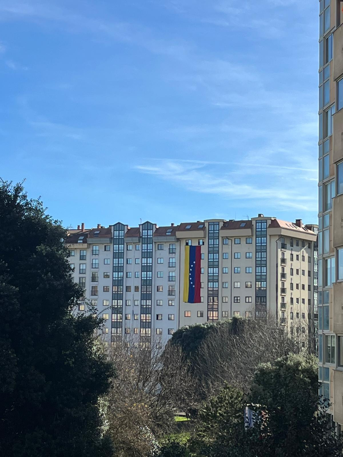 Bandera de Venezuela en un edificio de Los Rosales @ Dani Su00e1nchez (1)