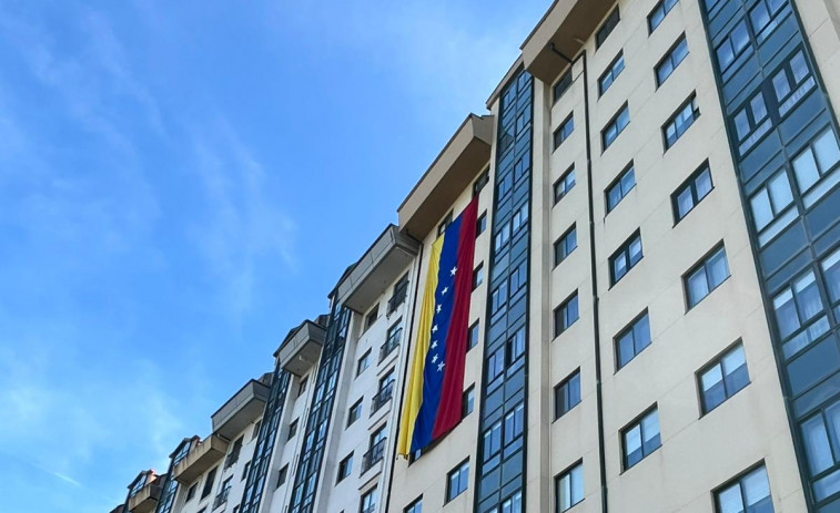 Una bandera de Venezuela de ocho metros en plena A Coruña