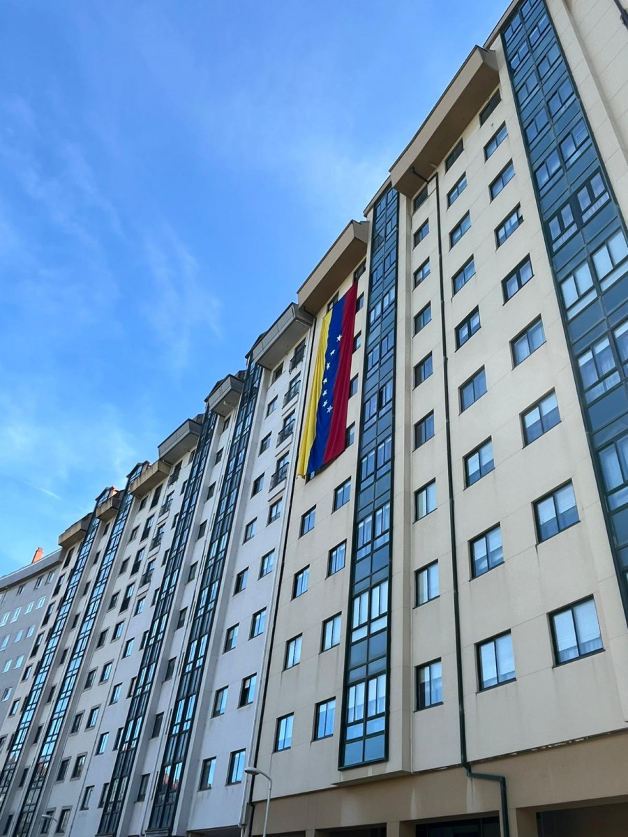 Una bandera de Venezuela de ocho metros en plena A Coruña