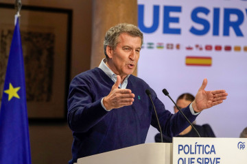 OVIEDO (ESPAÑA), 12/01/2025.- El líder del Partido Popular, Alberto Núñez Feijóo durante un acto celebrado este domingo en Oviedo donde el partido ha presentado sus propuestas en materia de vivie