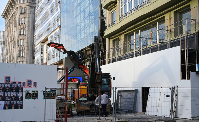 Adiós a la valla que cercaba el Cine Avenida