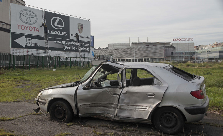 El coche volcado en Alfonso Molina cumple una semana de abandono