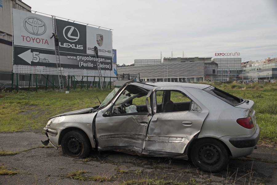 El coche volcado en Alfonso Molina cumple una semana de abandono