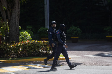 Policías patrullan afuera del hotel