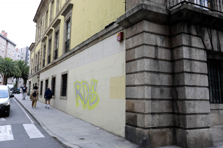 El Ayuntamiento borra una media de 25 grafitis al día de las paredes de la ciudad