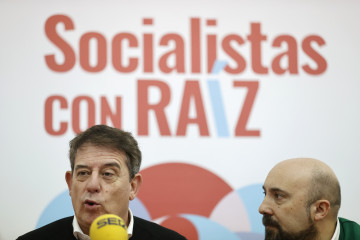 A CORUÑA, 15/01/25.- El portavoz del Grupo parlamentario Socialista, José Ramón Gómez Besteiro (i), acompañado por el concelleiro de Economía y Planificación Estratégica de A Coruña, José Ma