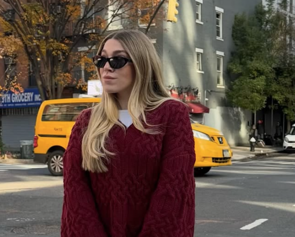 Marta Grande luce un jersey de cuello pico burdeos con camiseta blanca