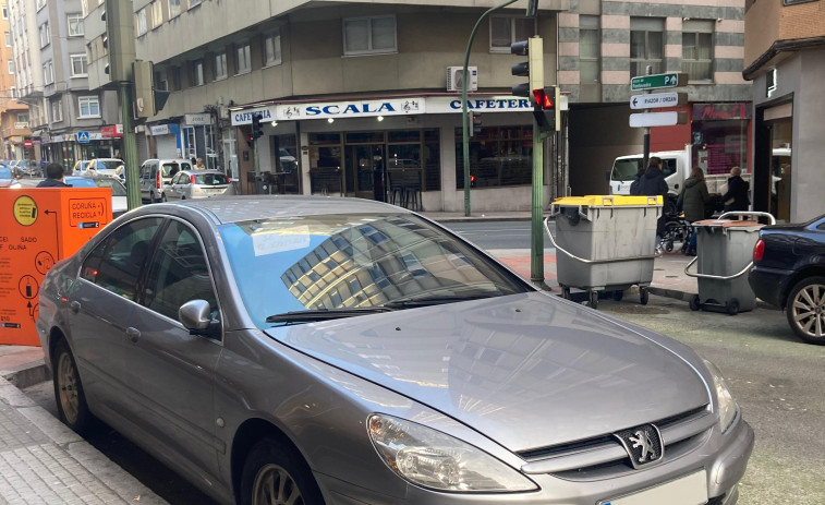 A Coruña: cómo 'olvidarse' de un coche y convertirlo en un anuncio a pie de calle