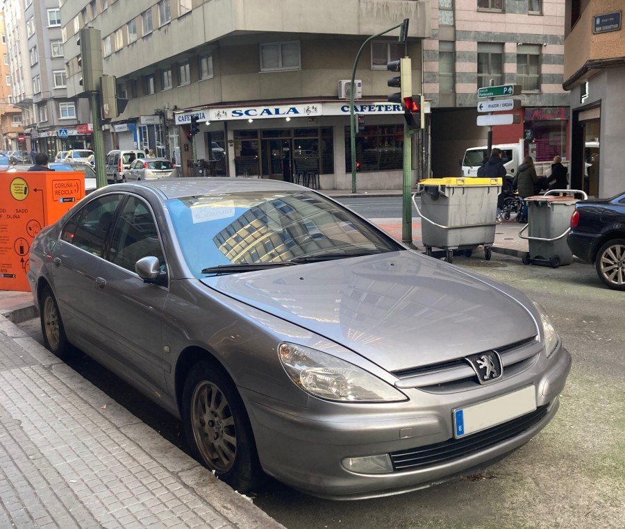 A Coruña: cómo 'olvidarse' de un coche y convertirlo en un anuncio a pie de calle