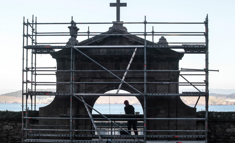 Comienza la restauración de la puerta principal del cementerio de San Amaro